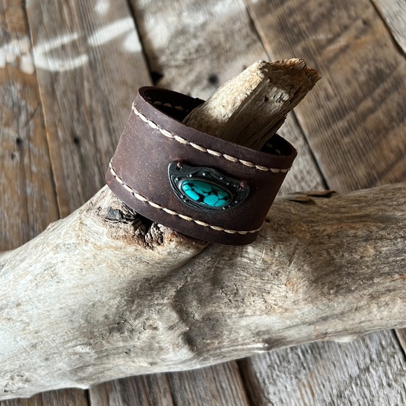 Handmade leather cuff bracelet - Picture 3 of 8